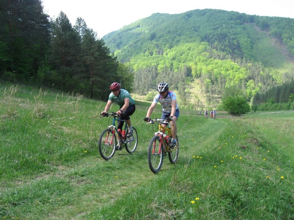 Súľov 3 5 2009 Pred Jablonovým opäť do hôr, vpredu Feri.JPG