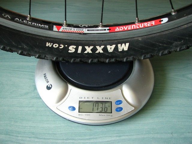 koleso predne - rafik Alexrims Adventurer, naboj Shimano deore, upinak, paska do rafiku, vyplet, obycajna dusa auto ventil, plast Maxxis Flyweight 2.1 drot.JPG