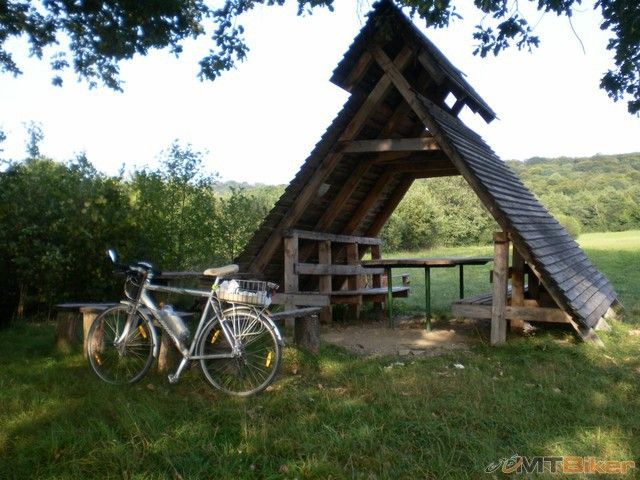 55.studnicka pred krasnym brodom naberam vodu bo smad..dobre tu posediet...17.00 a idem dalej.jpg
