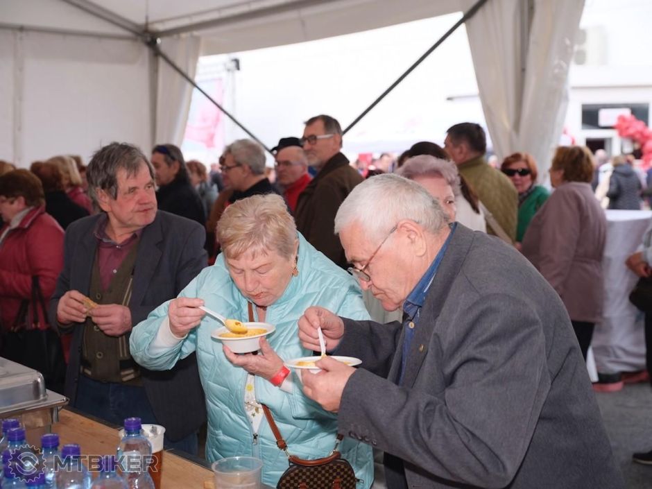 Smeracki volici na MDZ.jpg