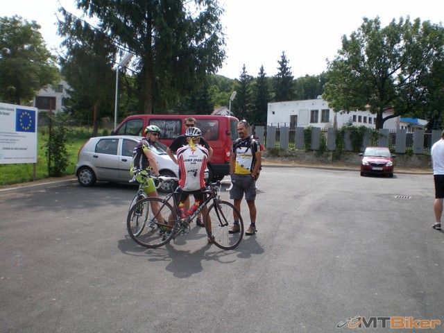 12.prva skupinka cestakov...aj nas tatarik dorazil...porazit.jpg