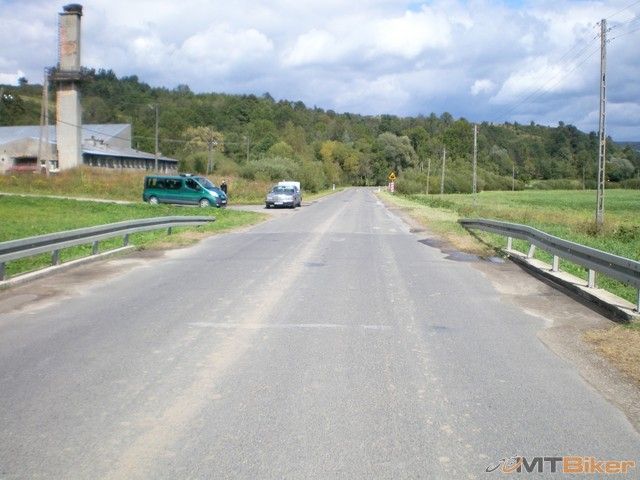 18.PL policia...tamten blbec obehoval autobus rovno im pred nosom ..este ze bolo kam uhnut.jpg
