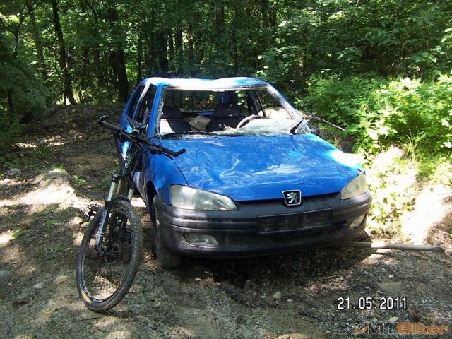 Aj taketo veci clovek stretne v lese, bohuzial. Je tesne nad Stupavou, hned pri strelnici.JPG