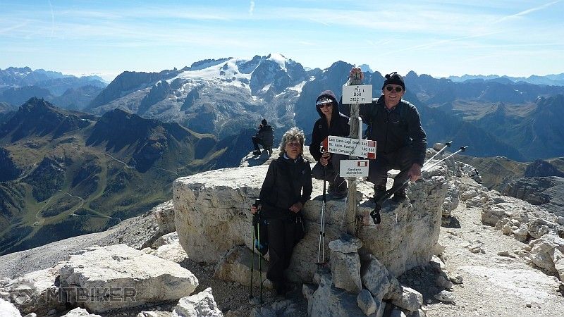 Piz Boé v pozadí Marmolada.jpg