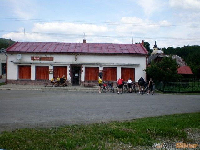 zacinaju rozkladat svedske stoly...jpg