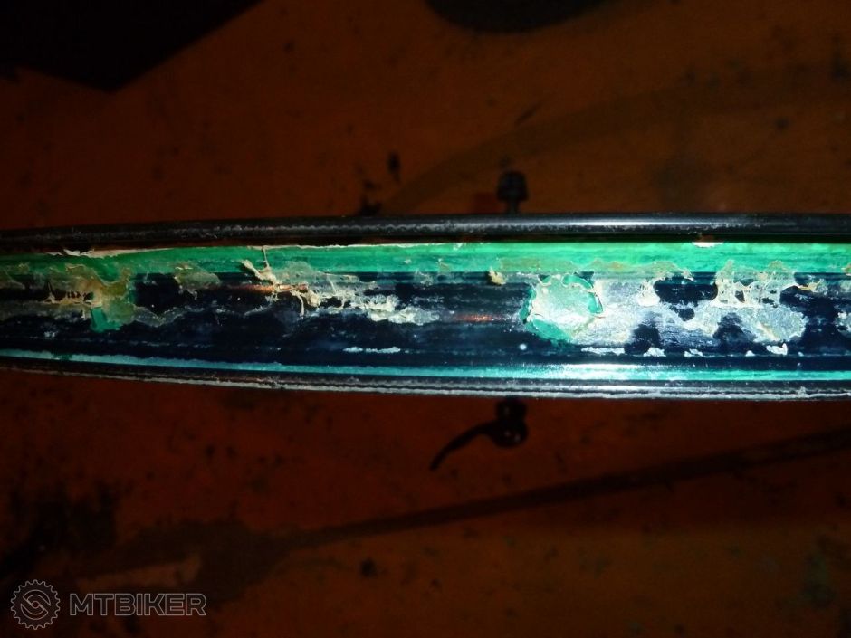 svetlozelená časť pásky je odlepená.JPG