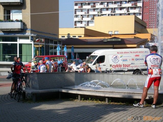 ta co sa tam vala po okraji fontany..sa tiez potom pridala na bike...jpg