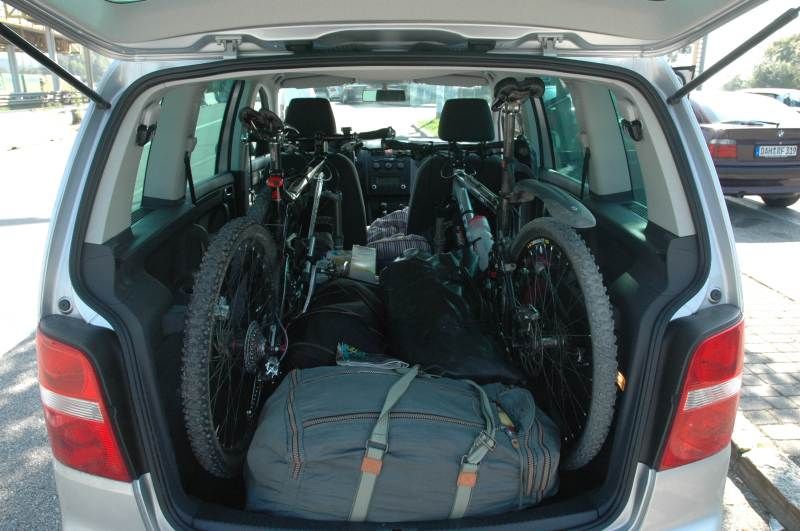 Touran mit 2 Fahrraedern.jpg