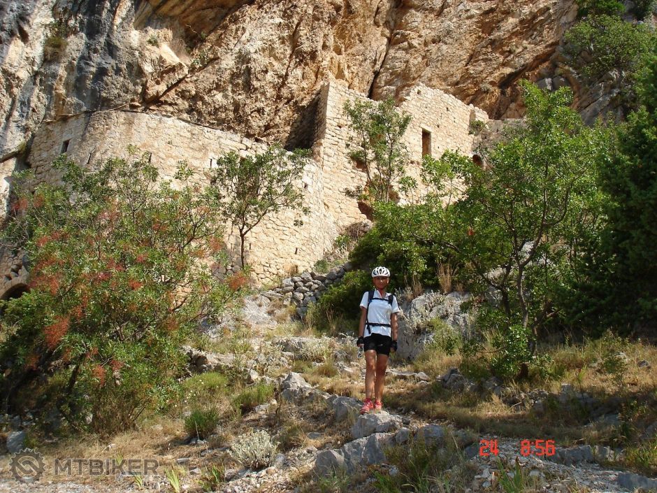 Kotišina-obranná pevnosť zo 17. storočia v jaskyni.jpg