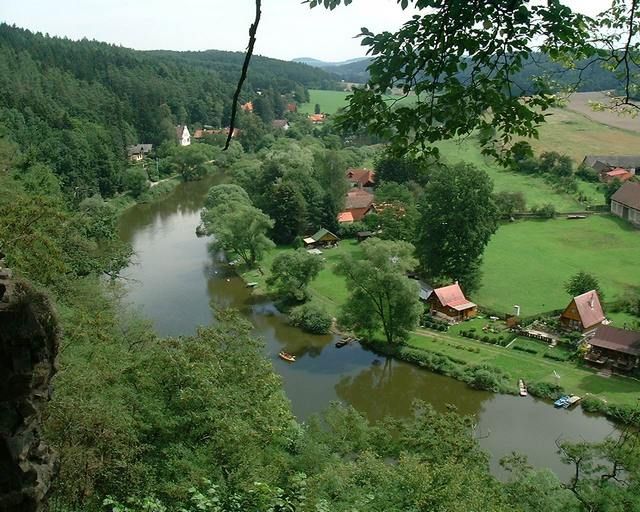 023_pohlad proti prudu Sazavy z hradu_Zboreny Kostelec.JPG