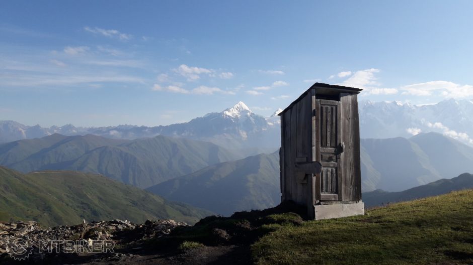 072 Latrinka v priesmyku Latpari.jpg