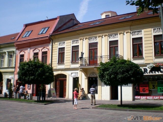 chlapec hral na harfe...dievcata na makko z neho.jpg