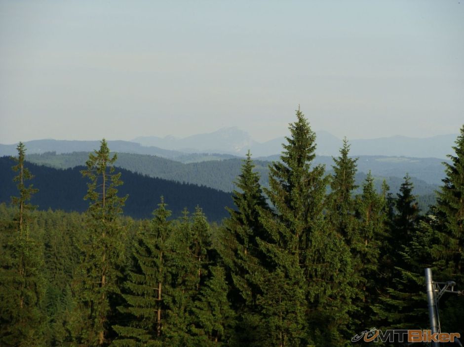 vyhlad z okna na Rozsutce.JPG