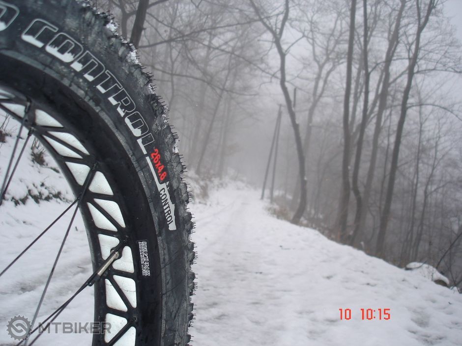 4,6 palca vládne trailu.jpg