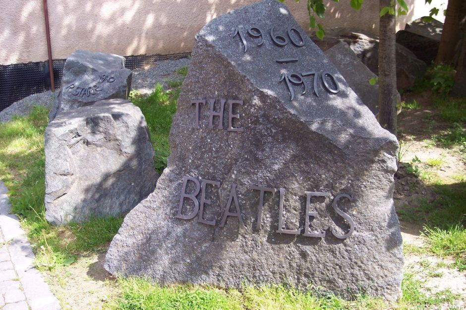 ulička J. Lennona 004-mt6.jpg