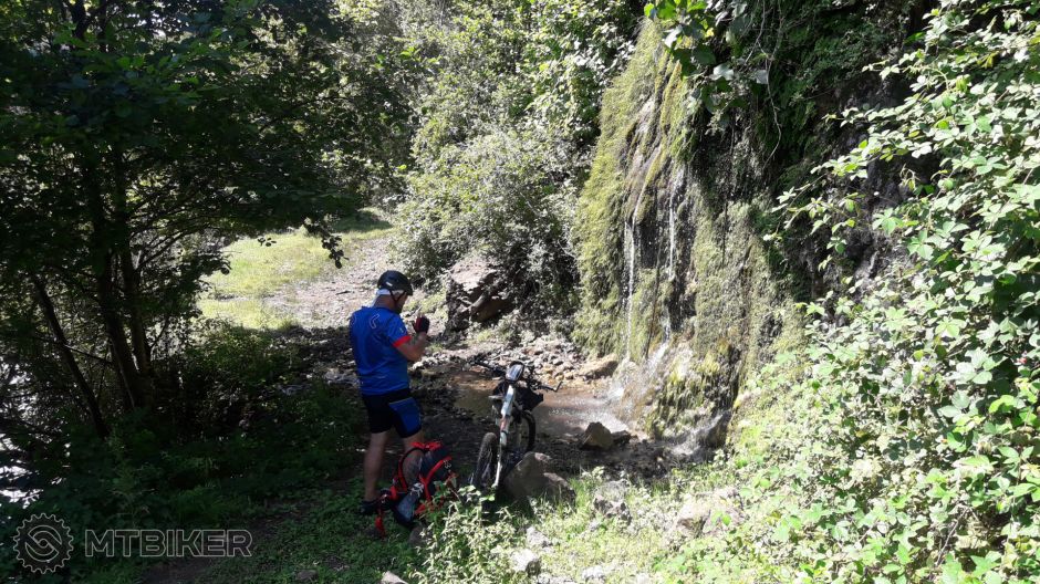 097 Prestavka v tieni pri vodopade.jpg