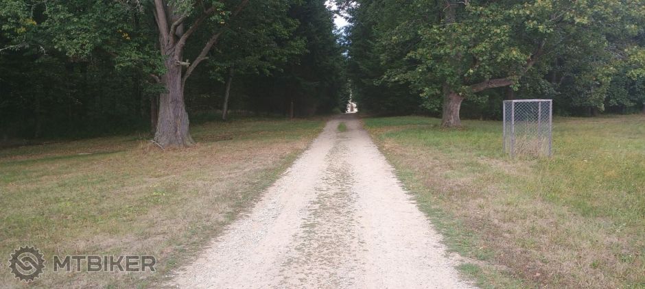 cesta ku hrobke schwarzenbegra.jpg