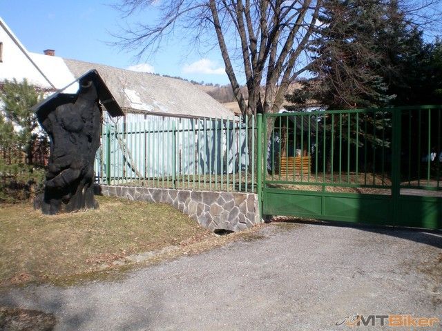 16.tu za branou asi krcma..neviem isto.jpg