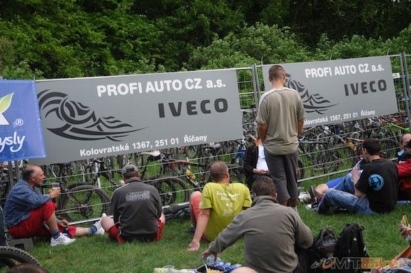 Strazene parkovisko bajkov - priestor pred parkviskom.jpg