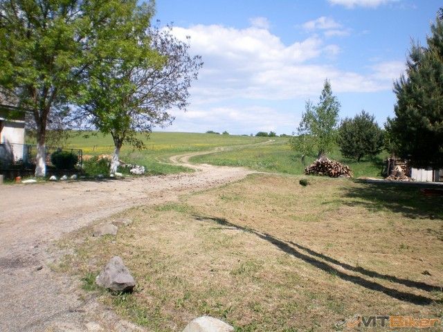 tade hore ..poradili miestni.jpg