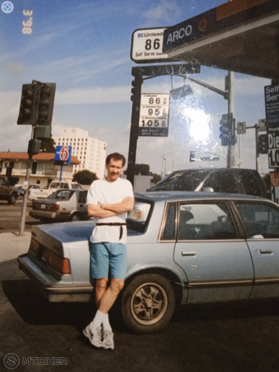 Kalifornia 1998, liter benzínu za 20 centov.PNG