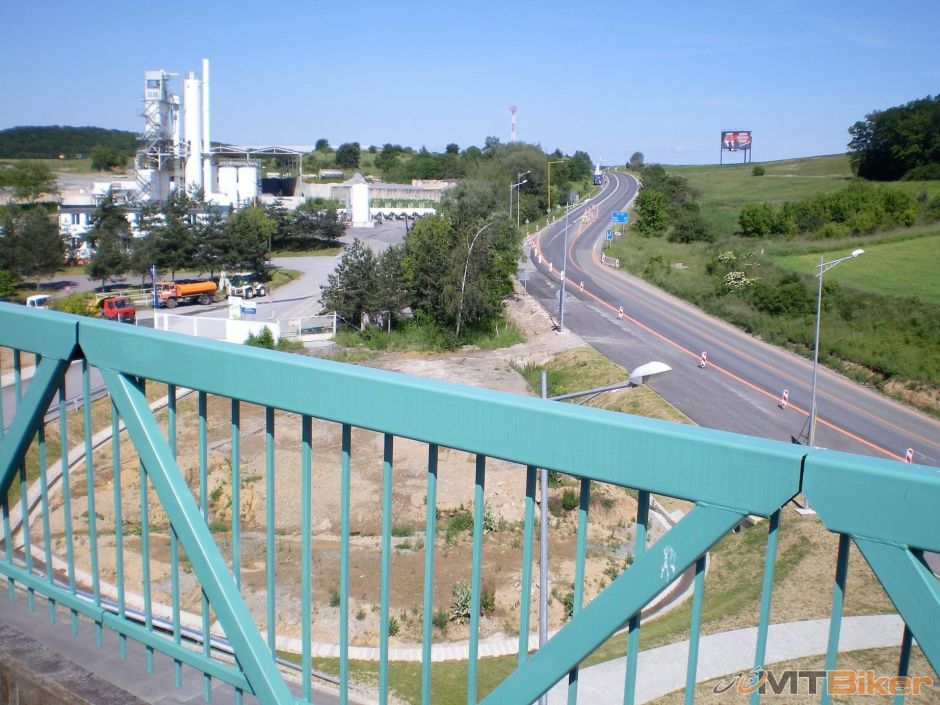 zaciatok pohlad z mosta na staru cestu vjazd do PO.JPG