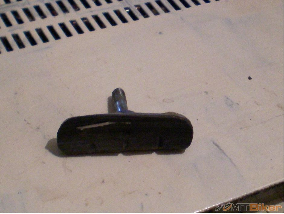 z tej nudy som aj bike ocistil a brzdove gumicky vymenil bo uz kov na kov islo...JPG