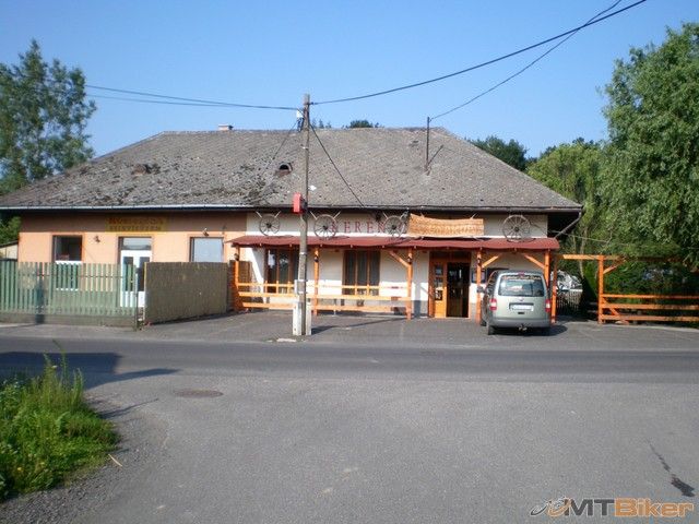 za vderami socha kuchara..ale uz som dnu nesiel fotit.jpg