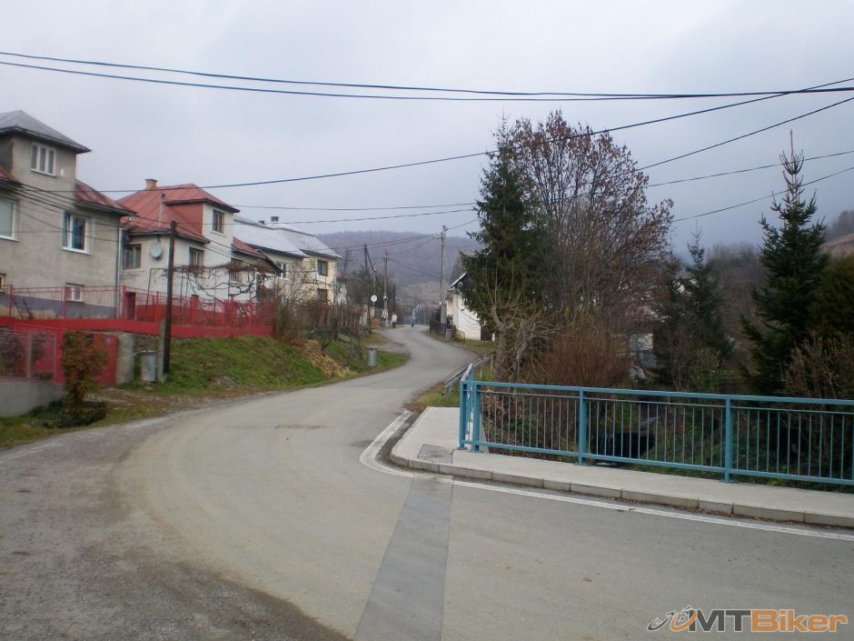 dlha dedina a stale len hore....JPG