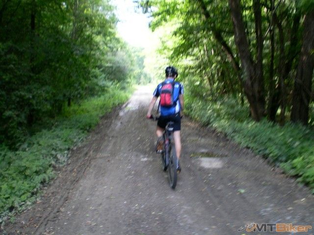 islo sa paradne ..ziadny vietor az na tu cestu nie prilis vhodnu pre moj bike.jpg