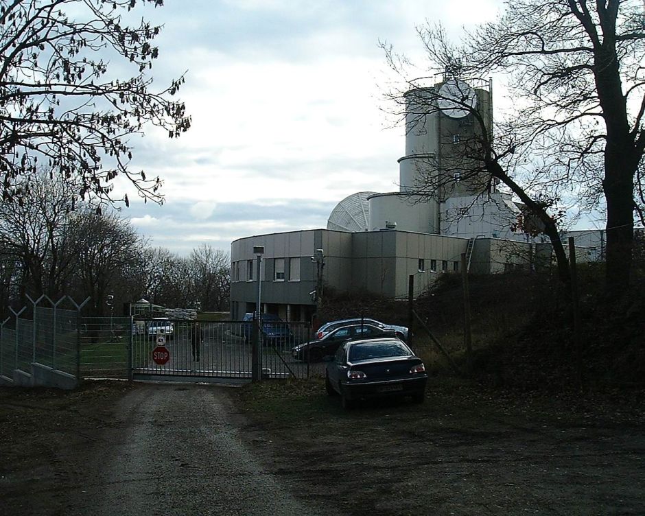 017_vojensky objekt pri rozhladni,vojak informuje o zakaze fotenia_Konigswarte.JPG