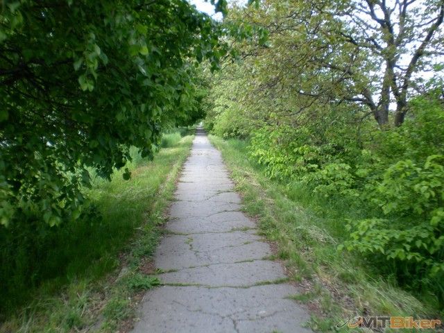 po chodniku pri strazskom.jpg