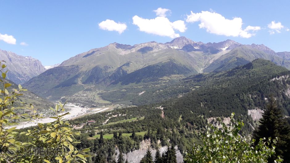 016 Vyhlady pocas prveho vyjazdu v okoli Mestie - vyhlad na letisko v Mestii – kópia.jpg