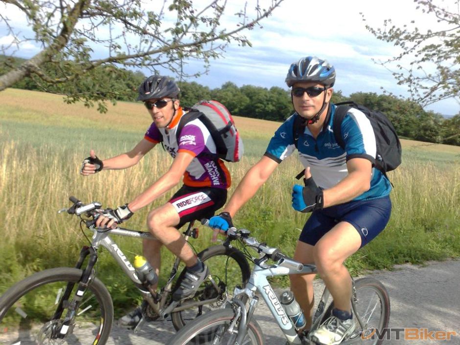 1. Pózeri pred Nemečkami.jpg