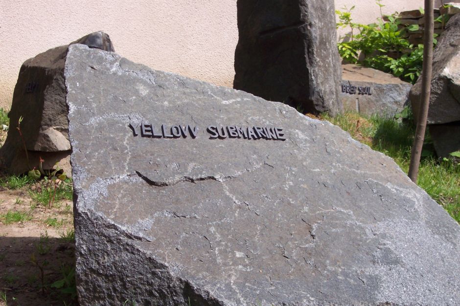 ulička J. Lennona 011-mt7.jpg