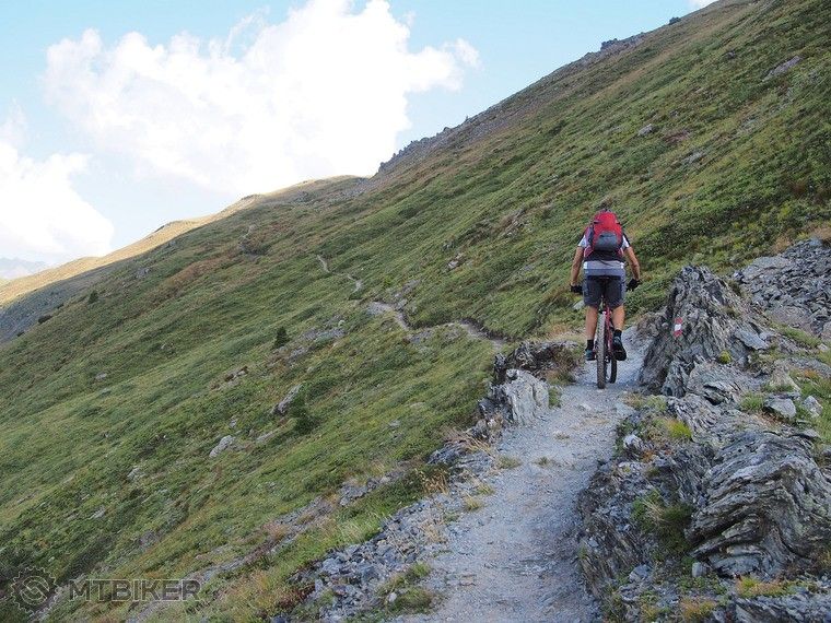 P8286841 Namiesto povodnej cesty cez Passo del Foscagno nas zaujal pre nas neznamy chodnik, ktory viedol nevedno kam.jpg