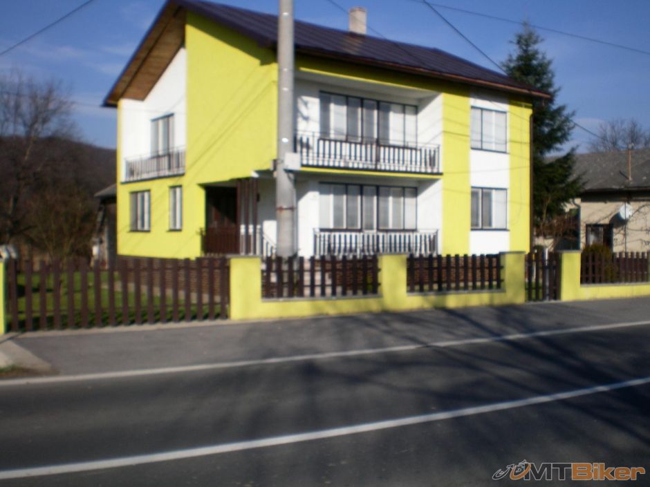 len tak ..trocha zltej  v toto jesenne obdobie.JPG