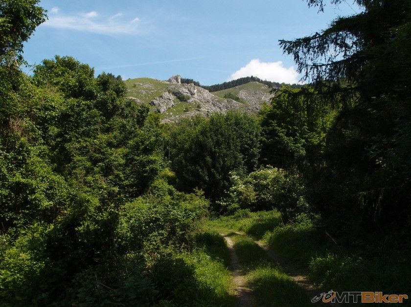 Pohľad z dola na Jeleniu horu..jpg