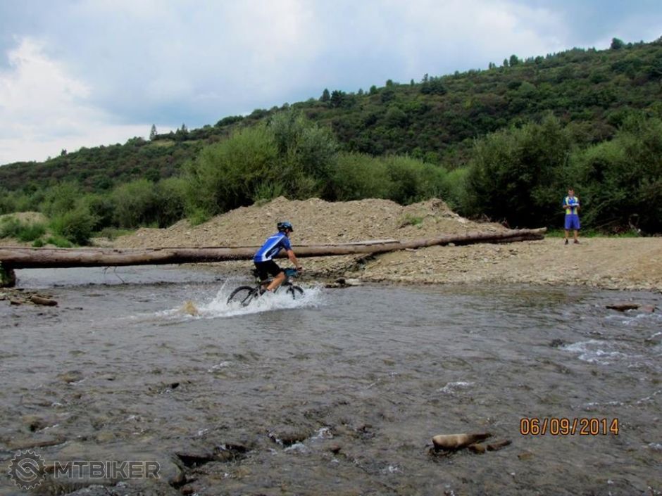 cyklista pod lavku.jpg